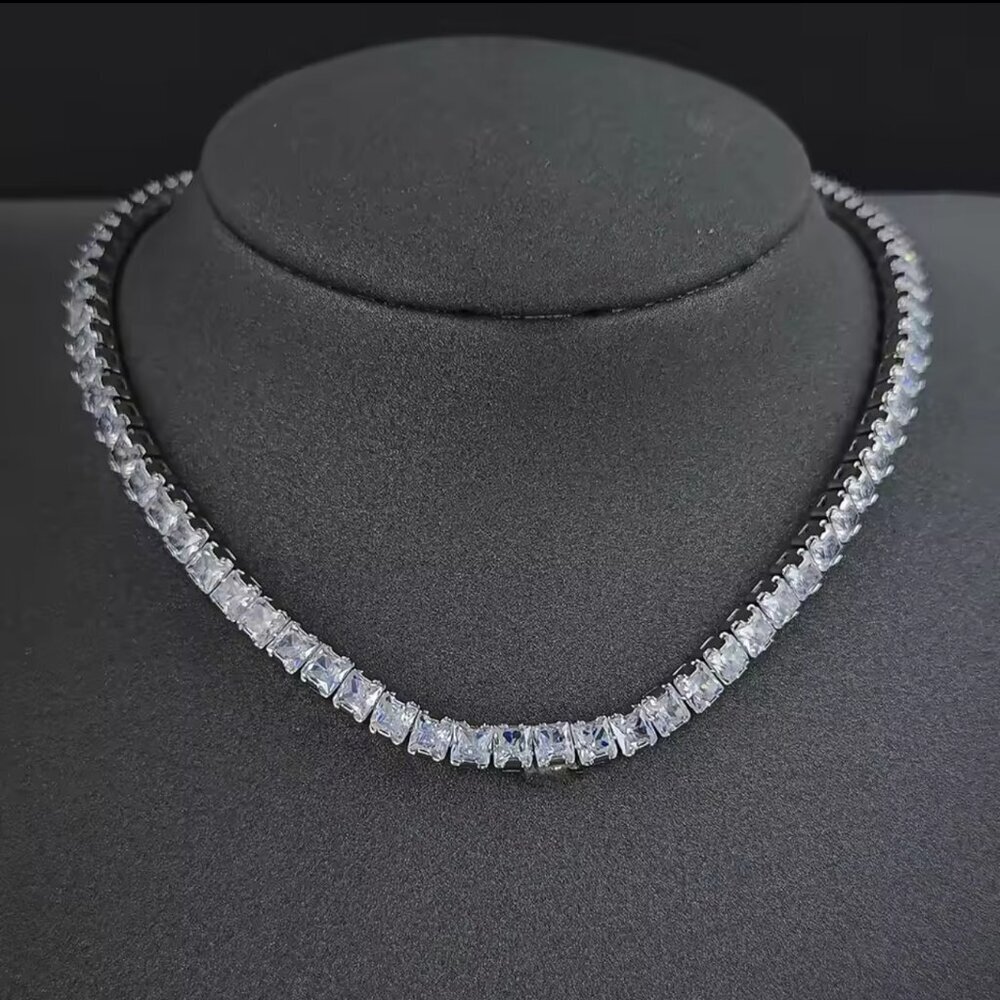 New NWT Boutique Silver Tone CZ Stone Necklace – 16 Inches #1514